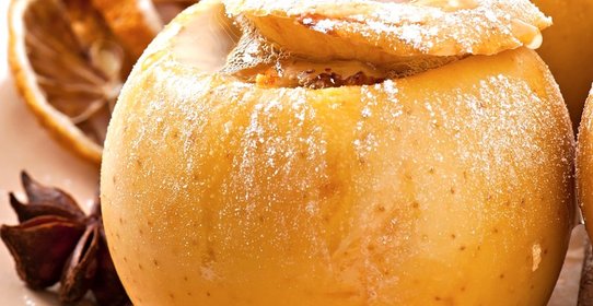 Запеченное яблоко с изюмом и овсянкой