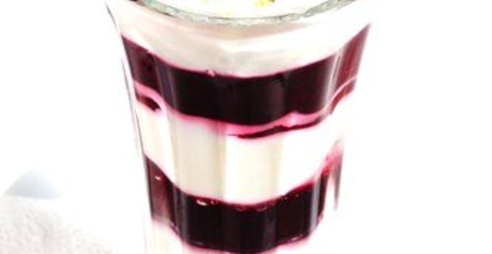 Йогурт с ягодным пюре, фисташками и кедровыми орешками