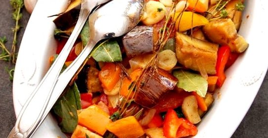 Баклажаны, тушеные с овощами