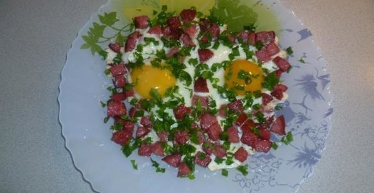 Яичница с колбасой