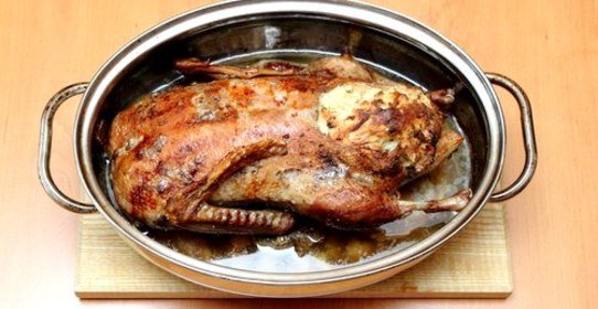 Утка с квашеной капустой и черносливом, запеченная в пиве