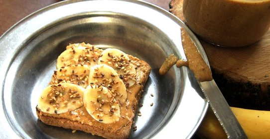 Тост с арахисовым маслом, бананом и кунжутом