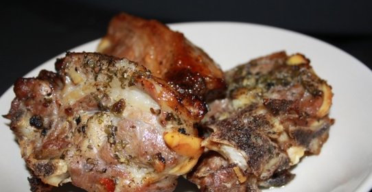 Запеченная баранья шея с оливковым маслом, чесноком и специями