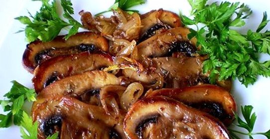 Шампиньоны жареные с луком