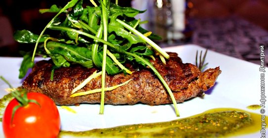 Стейк с креветками и устричным соусом