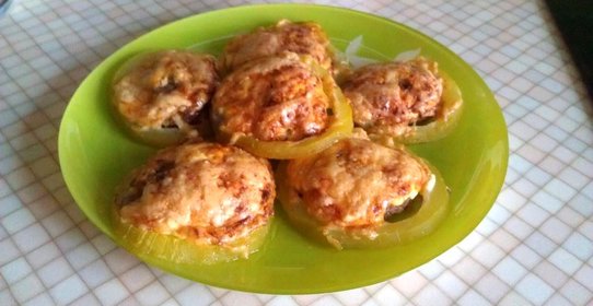 Кабачки, фаршированные фаршем и сыром