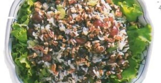 Салат из белого и дикого риса с клюквой и виноградом