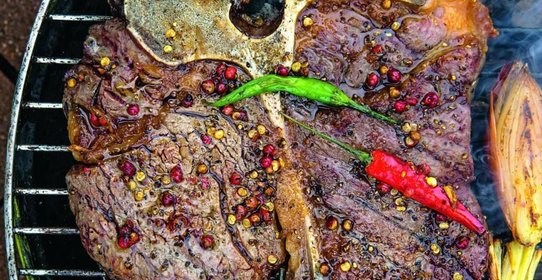 Стейк портерхаус на углях, с перечным соусом