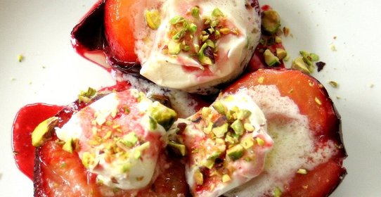 Запеченные сливы с мороженым