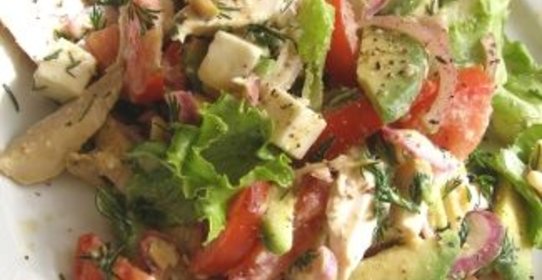 Салат с запеченной куриной грудкой, овощами и адыгейским сыром