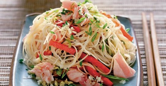 Салат с тунцом и рисовой лапшой