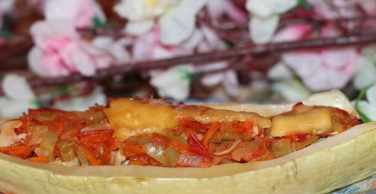 Кабачки, фаршированные курицей и овощами