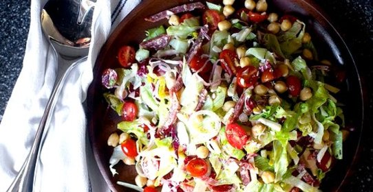 Салат с нутом и колбасой