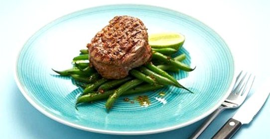 Стейк на гриле с французским зеленым горошком