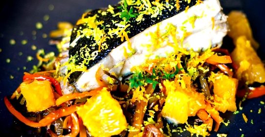 Тюрбо, запеченная в духовке, с перцами и апельсинами