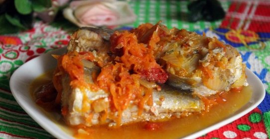 Тушеный хек с овощами