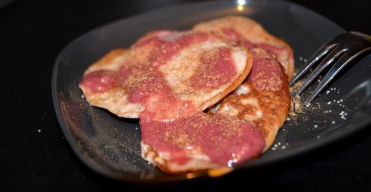 Оладьи с земляникой и ягодным соусом