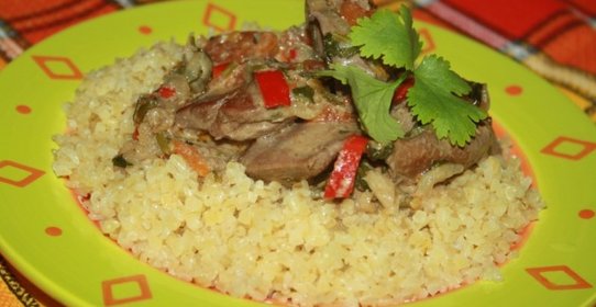 Индюшиная печень с овощами в сметанном соусе в мультиварке