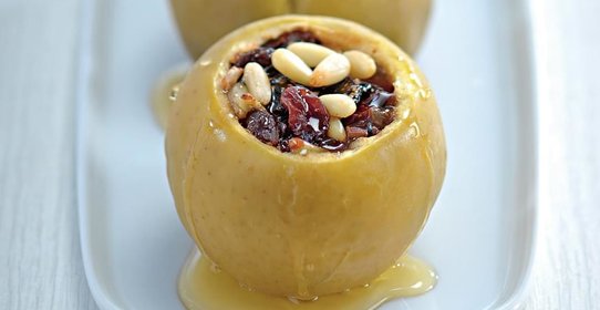 Запеченные яблоки с сухофруктами и орехами
