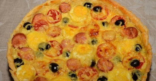 Пицца с сосиской и помидорами