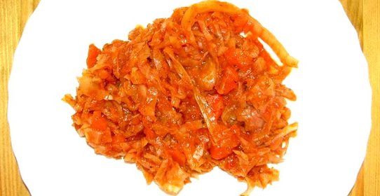 Капуста, тушеная с томатом и грудинкой