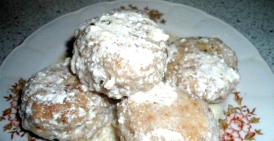 Тефтели со сметанной подливкой