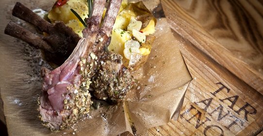 Корейка теленка с мятым картофелем и соусом Али-олио