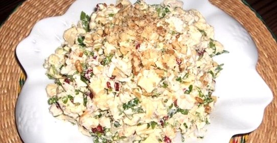 Салат с омлетом и ветчиной