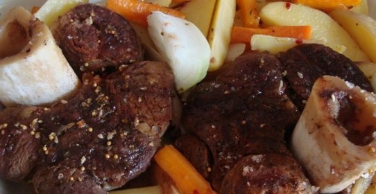 Говяжьи рульки с овощами в духовке