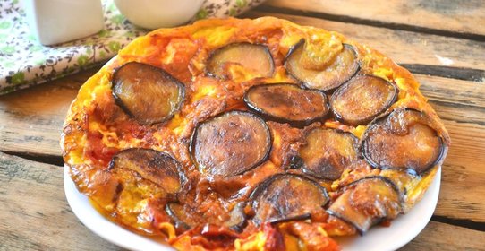 Омлет с баклажанами и помидорами