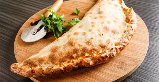 Итальянская закрытая пицца Кальцоне