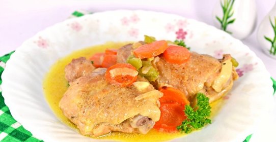 Куриные бедрышки тушеные в сметане