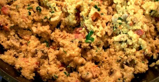 Киноа с беконом и грибами