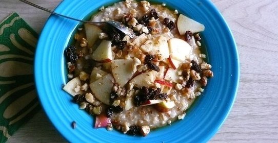 Овсяная каша с яблоком, корицей и кленовым сиропом
