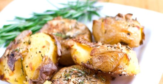 Картофель, запеченный с розмарином в духовке