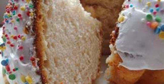 Кулич с вишневым сиропом