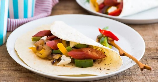 Сосиски с жареным перцем в лепешке