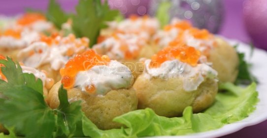 Профитроли с икрой и творожной начинкой