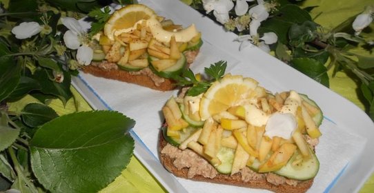 Салат с тунцом на тостах