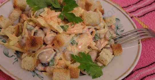 Салат с фасолью и сухариками