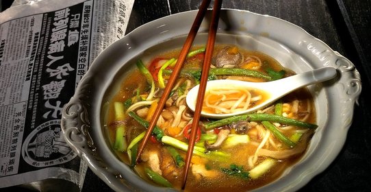 Лапша удон с курицей, вешенками и зеленым луком