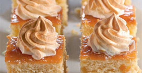 Сдобный пирог с абрикосовым джемом и сладкими облаками