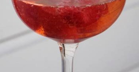 Коктейль с шампанским и малиной