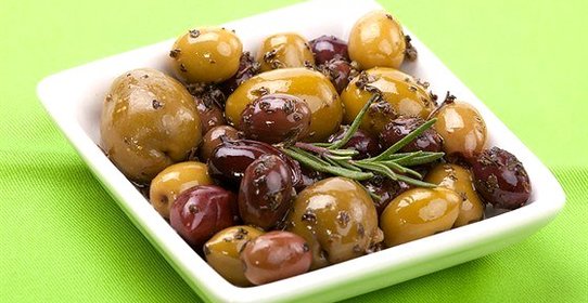 Теплые маринованные оливки по‑французски