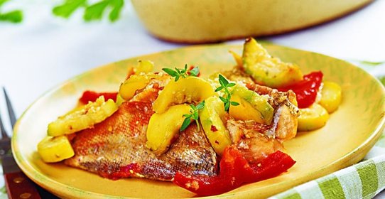 Филе морского окуня с овощами и лимоном