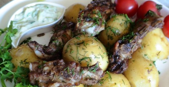 Картошка с ребрышками в имбирно-медовой глазури с соусом Цацики