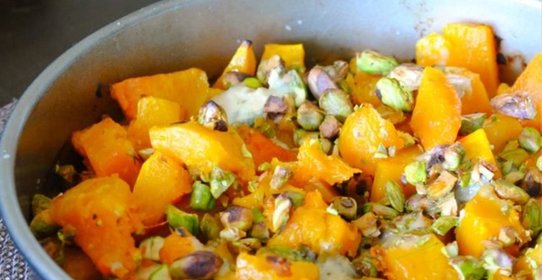 Тыква с голубым сыром и фисташками