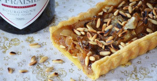 Луковый пирог с кленовым сиропом и кедровыми орешками