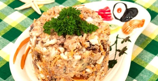 Салат с тунцом и сухариками