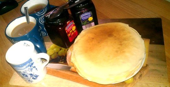 Блины с ликером и черной смородиной